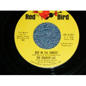 画像: THE SHANGRI-LAS - OUT IN THE STREET ( Ex+++/Ex+++ ) / 1965 US ORIGINAL Used 7" Single  