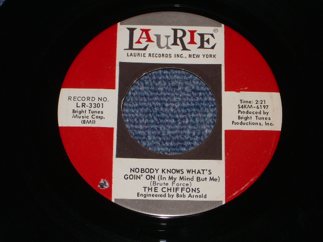 画像1: THE CHIFFONS - NOBODY KNOWS WHAT'S GOIN' ON / 1965 US ORIGINAL 7" Single  